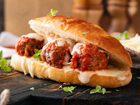 Сандвич Subway с кюфтенца и доматен сос (Събуей) - снимка на рецептата